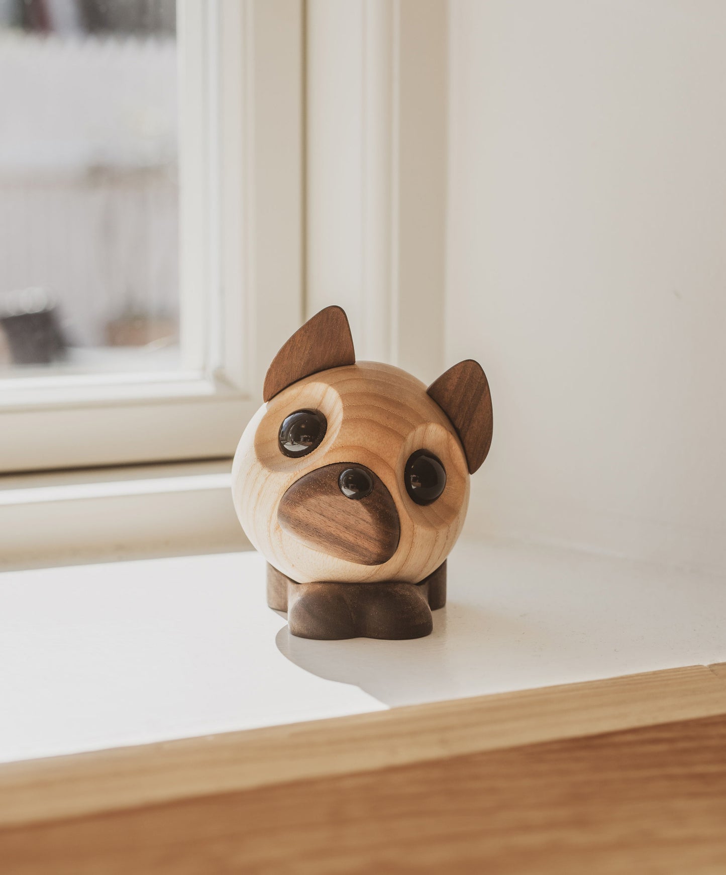 benny den franske bulldog i en vindueskarm