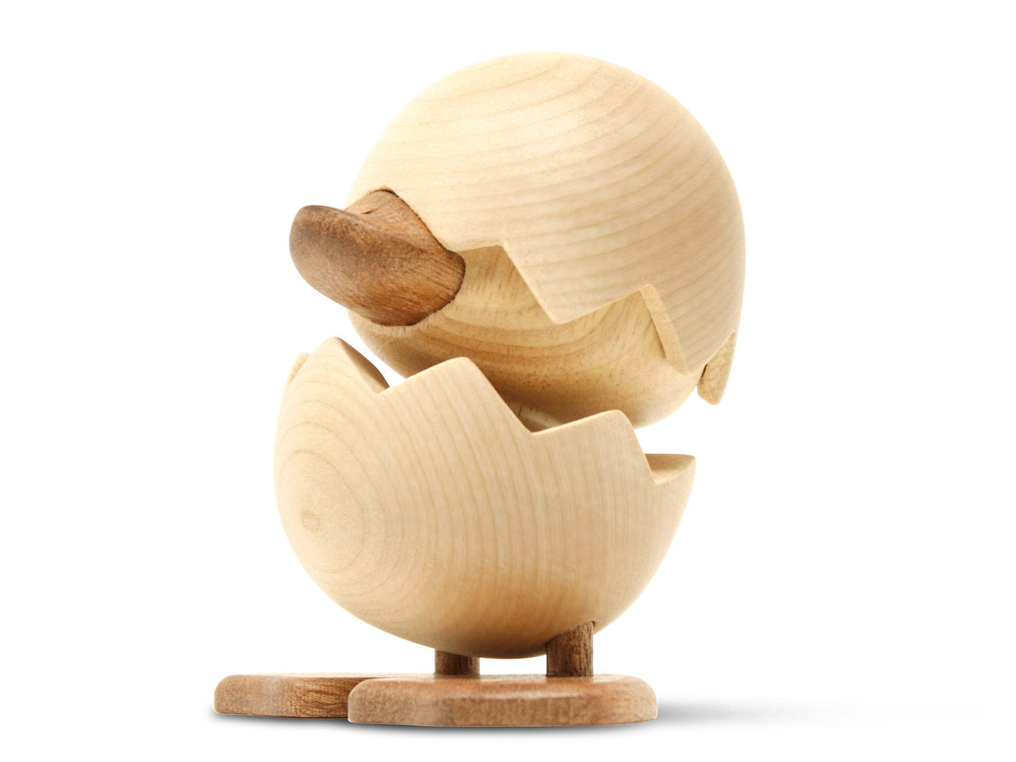 Den grimme ælling figur. I lyst, mørkt og beige træ. Figuren er på vej ud af sit æg med et stolt udtryk.