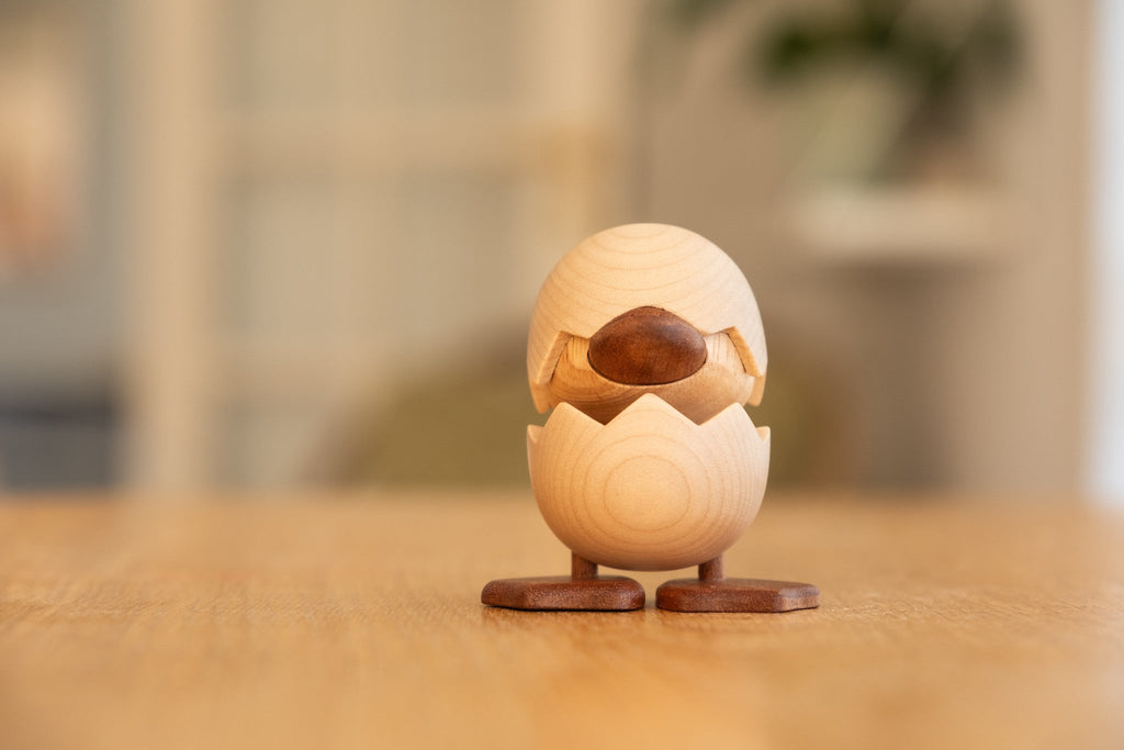 Den grimme ælling figur på køkkenbord. Ser sød ud med sine store platfødder. 